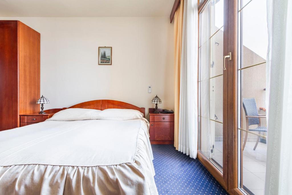 Двухместный (Двухместный номер с 1 кроватью и балконом, вид на море) отеля Hotel Miramare, Нивице (Западная Хорватия)