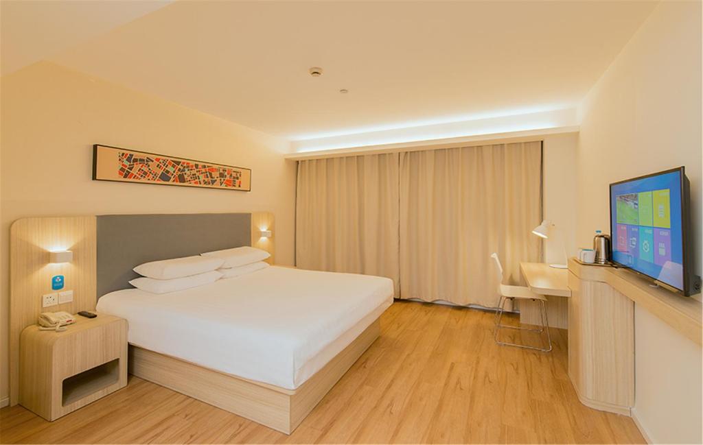 Двухместный (Для граждан материкового Китая - Улучшенный двухместный номер с 1 кроватью) отеля Hanting Hotel Xi'an Fengdong New City Houweizhai, Сиань