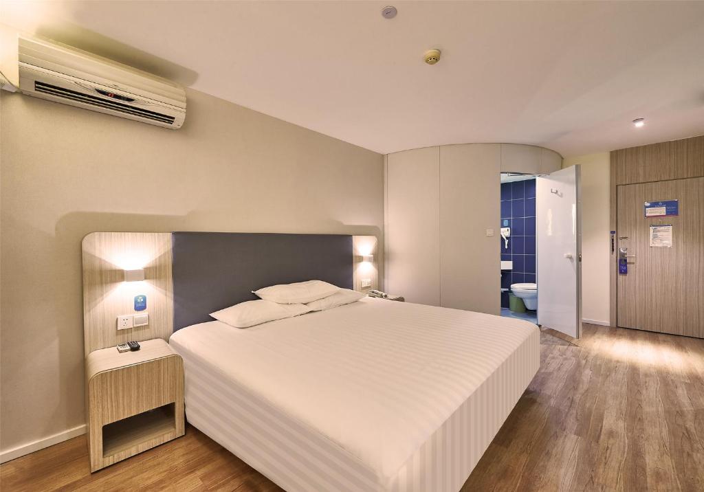 Двухместный (Для граждан материкового Китая - Улучшенный двухместный номер с 1 кроватью) отеля Hanting Hotel Shanghai East Nanjing Road Chucheng, Шанхай