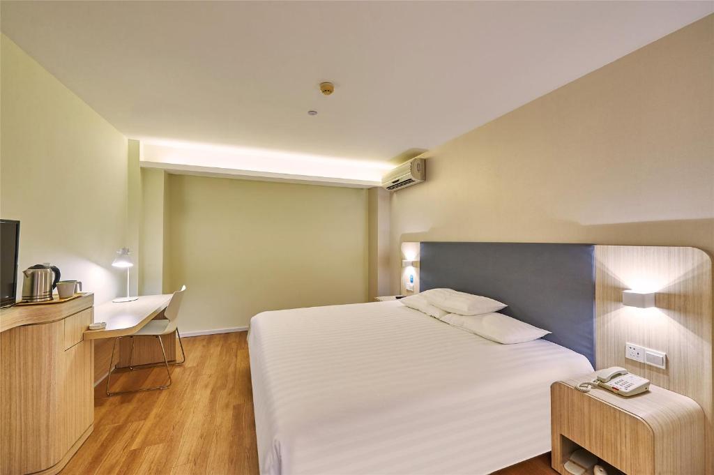 Двухместный (Для граждан материкового Китая - Улучшенный двухместный номер с 1 кроватью) отеля Hanting Hotel Yantai Ludong University, Яньтай