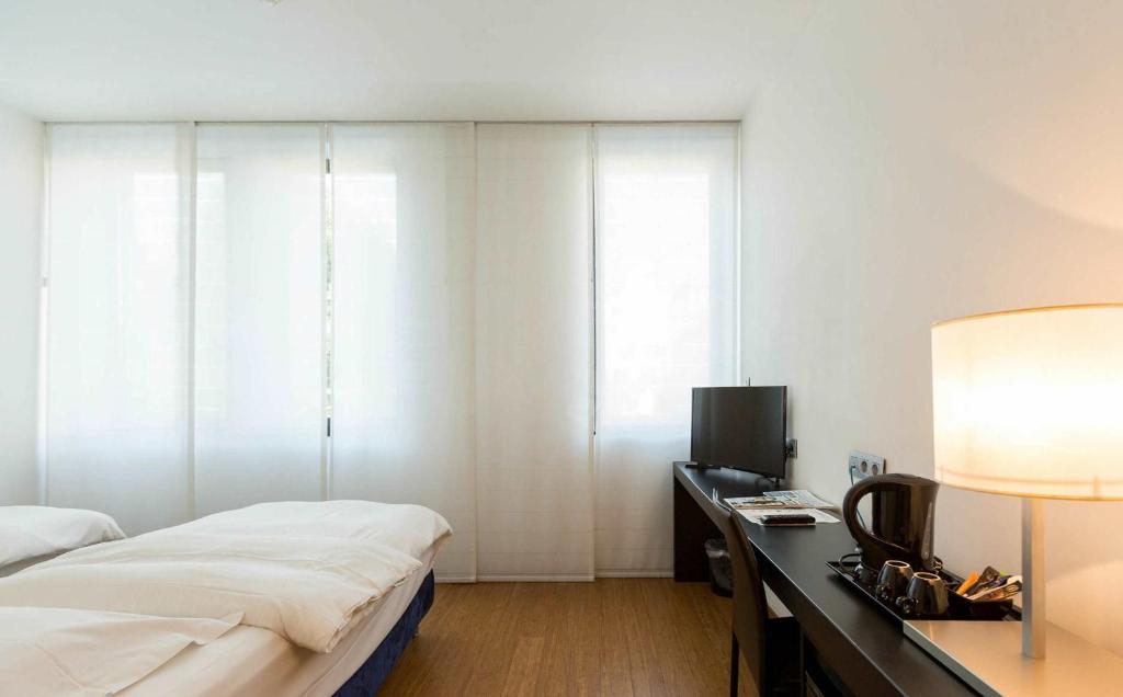 Трехместный (Двухместный номер с 2 отдельными кроватями и дополнительной кроватью) отеля Aqua Hotel Brussels, Брюссель