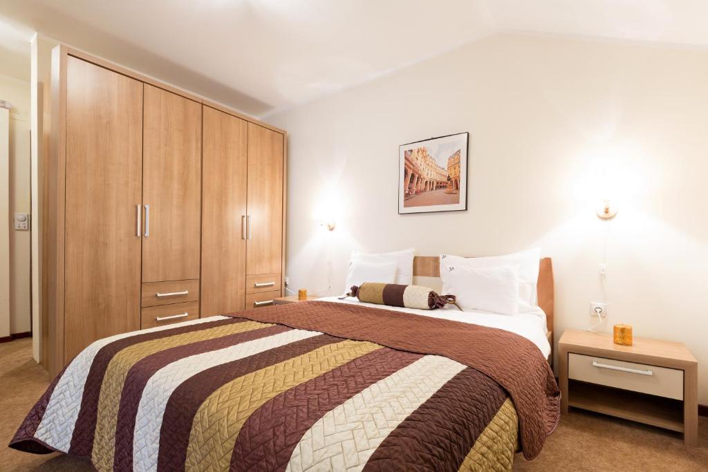 Двухместный (Улучшенный двухместный номер с 1 кроватью или 2 отдельными кроватями) отеля Garni Hotel Villa Family, Белград
