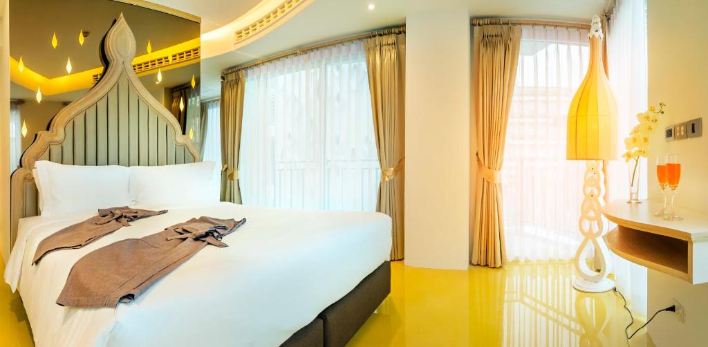 Сьюит (Представительский номер с балконом) отеля Anajak Bangkok, Бангкок