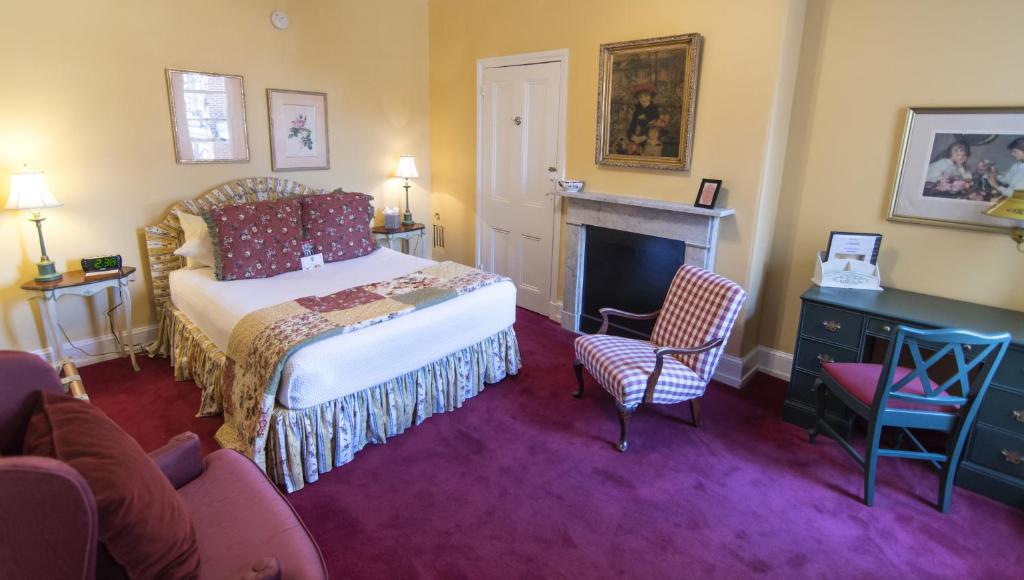 Двухместный (Номер #1 с кроватью размера «queen-size» и общей ванной комнатой) отеля La Reserve Bed and Breakfast, Филадельфия