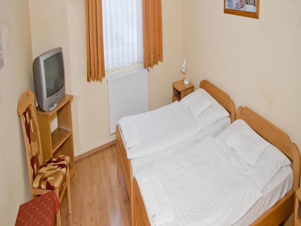 Двухместный (Двухместный номер с 2 отдельными кроватями и ванной комнатой) отеля Belvárosi Panzió, Дебрецен