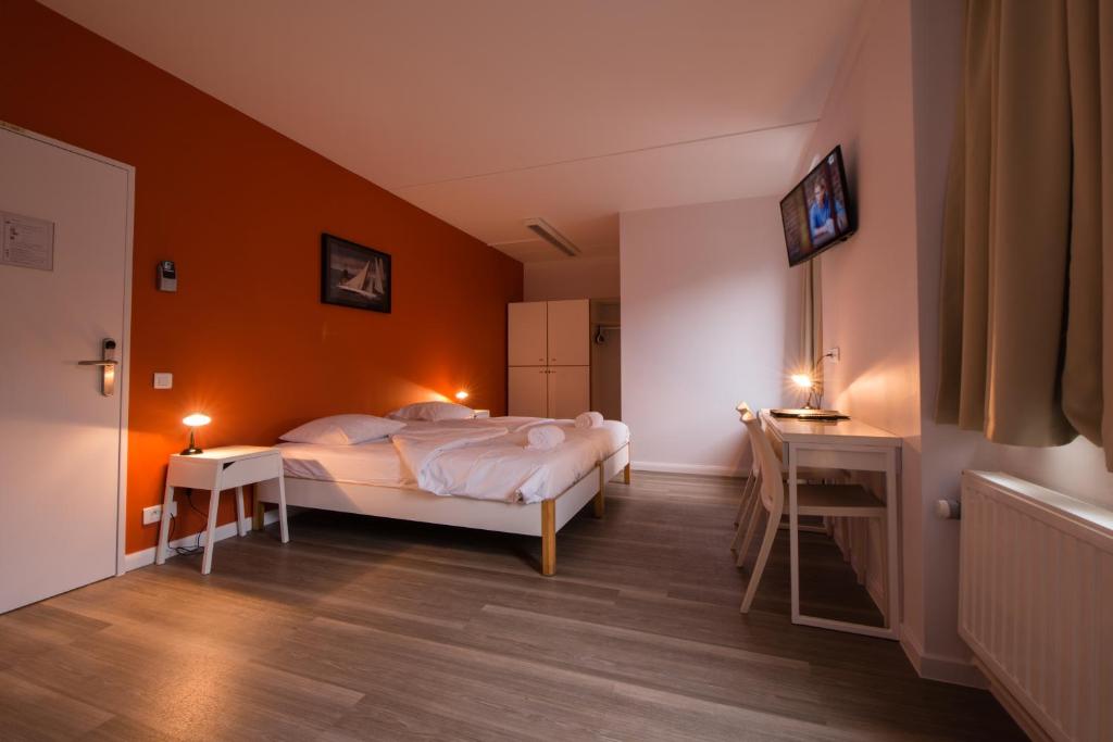 Двухместный (Двухместный номер с 1 кроватью и собственной ванной комнатой) хостела Auberge des 3 Fontaines, Брюссель