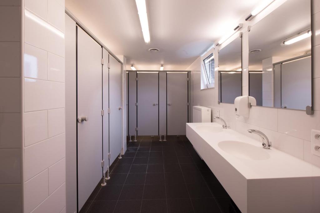Номер (Односпальная кровать в общем номере для женщин с общей ванной комнатой) хостела Auberge des 3 Fontaines, Брюссель