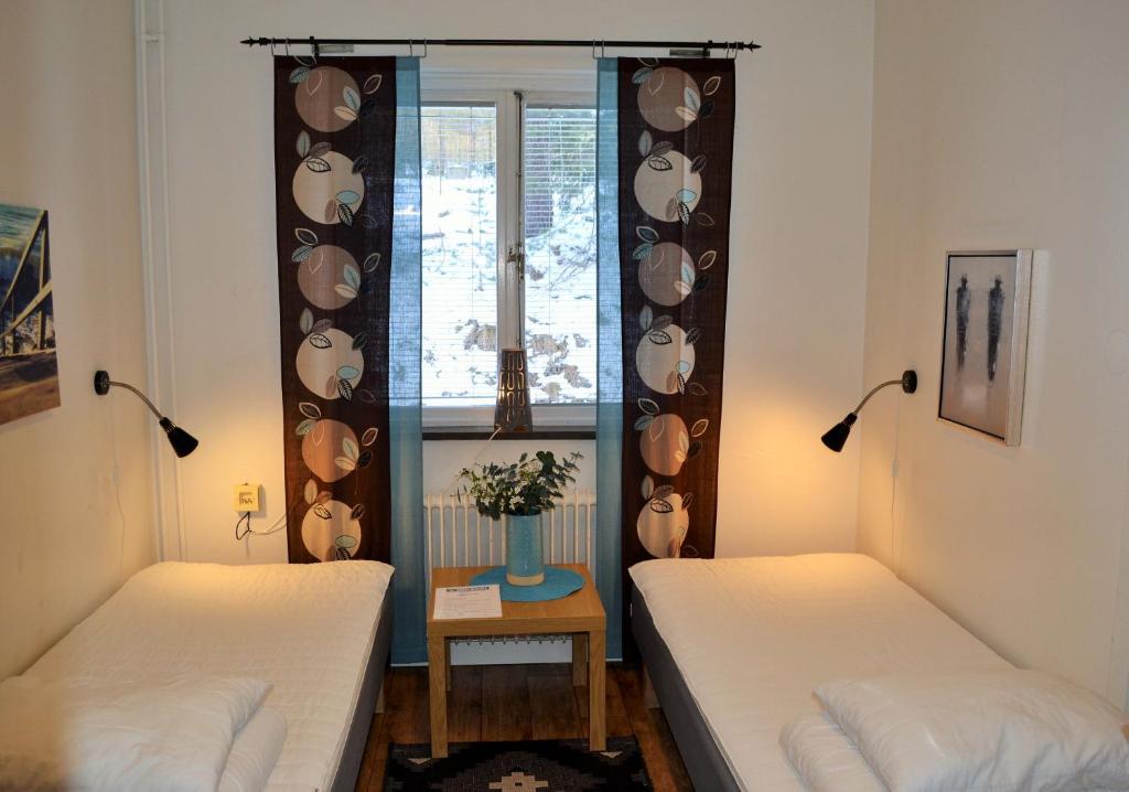 Двухместный (Двухместный номер с 2 отдельными кроватями и общим туалетом) хостела Södra Bergets Vandrarhem, Сундсвалль