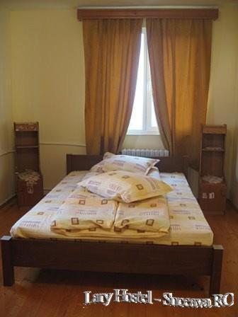 Двухместный (Двухместный номер с 1 кроватью и собственной ванной комнатой) хостела Lary Hostel, Сучава