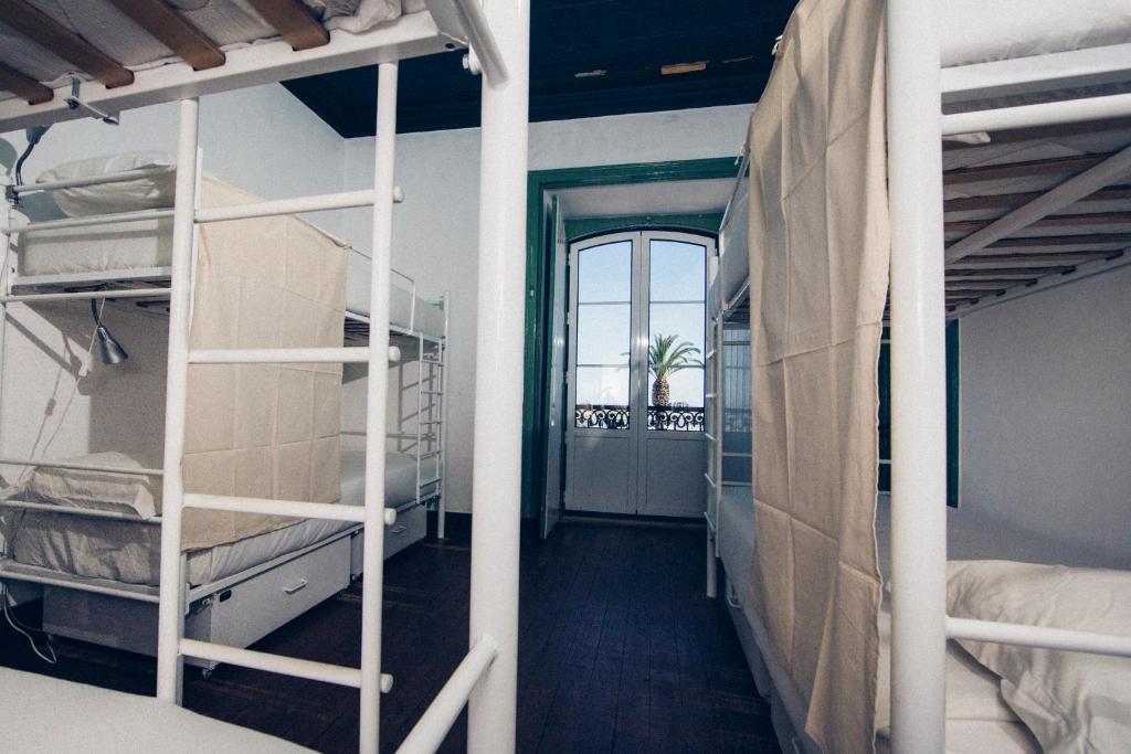 Номер (Односпальная кровать в общем номере с 6 кроватями для мужчин и женщин, вид на море) хостела Boutique Taghostel, Лагуш