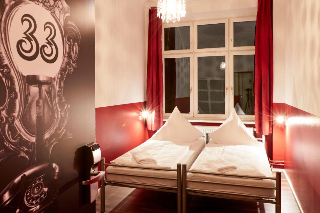 Двухместный (Двухместный номер с 1 кроватью или 2 отдельными кроватями, общая ванная комната) хостела Ballhaus Berlin Hostel, Берлин