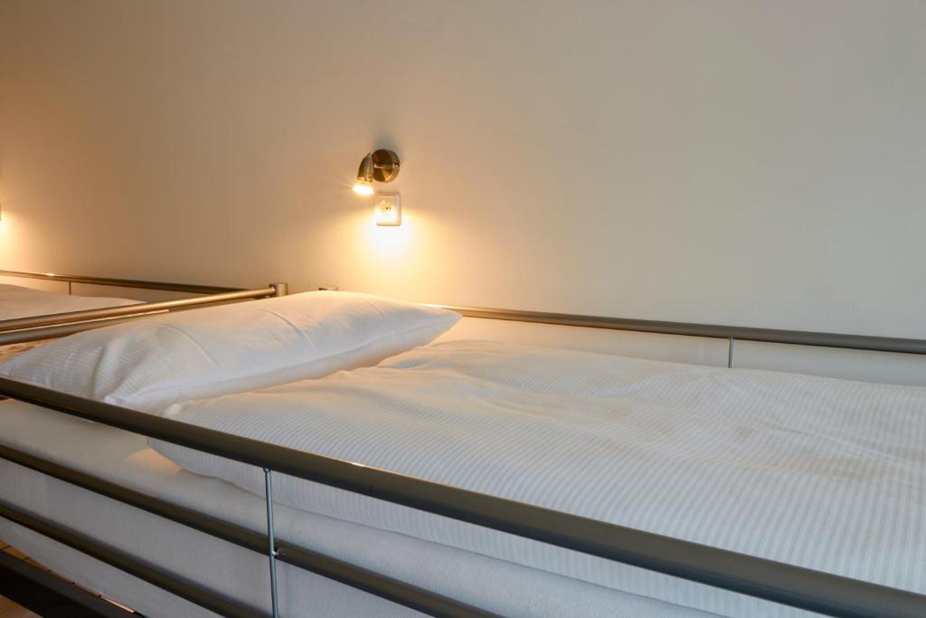 Номер (Кровать в общей 10-местной спальне для мужчин и женщин с общей ванной комнатой) хостела Ballhaus Berlin Hostel, Берлин