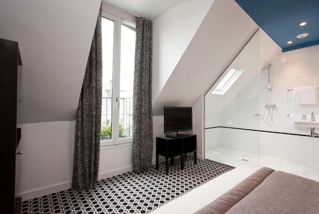 Двухместный (Двухместный номер с 1 кроватью и балконом) отеля Hôtel Emile, Париж