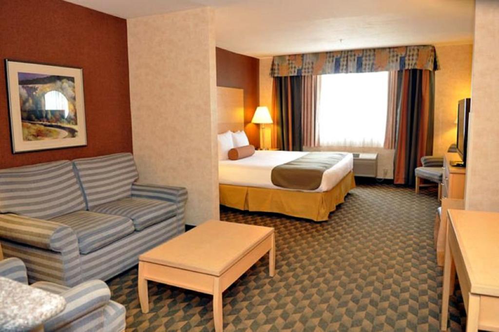 Сьюит (Люкс с кроватью размера «king-size») отеля Best Western Plus North Las Vegas Inn & Suites, Лас-Вегас