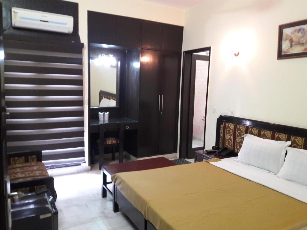Одноместный (Стандартный одноместный номер) отеля Hotel Sundeep Inn, Нью-Дели