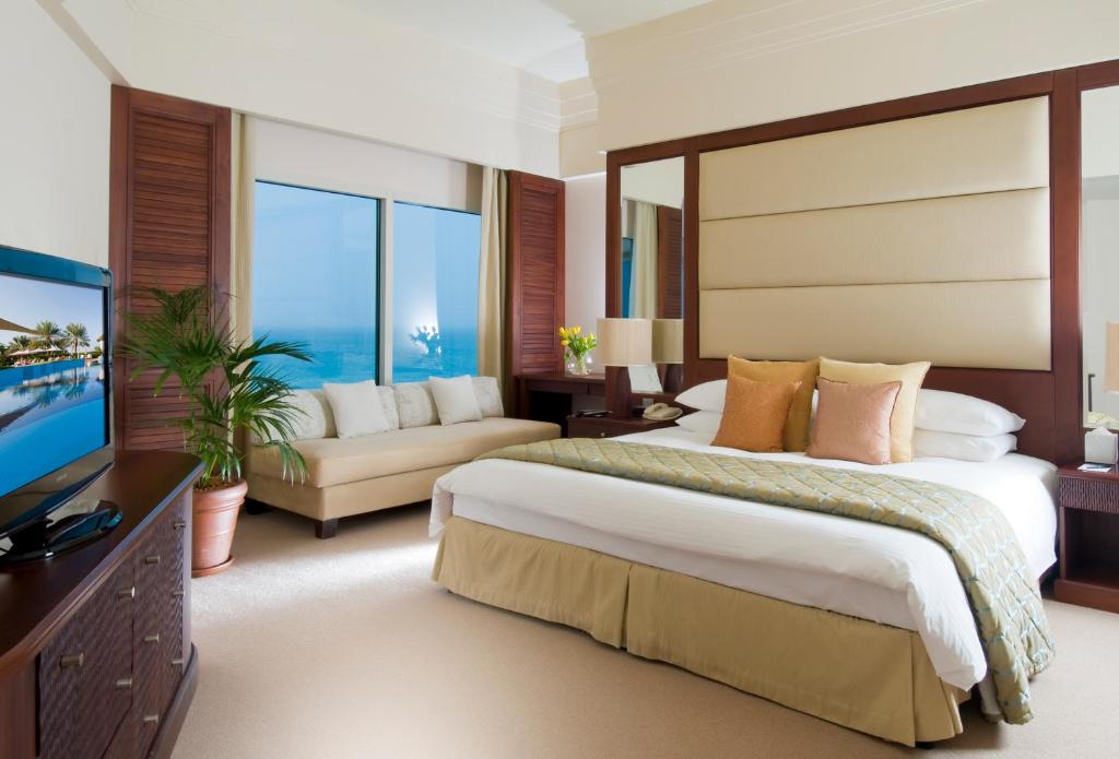 Сьюит (Представительский люкс с гостиной и спальней, вид на море) курортного отеля Danat Jebel Dhanna Resort, Джебел-Данна