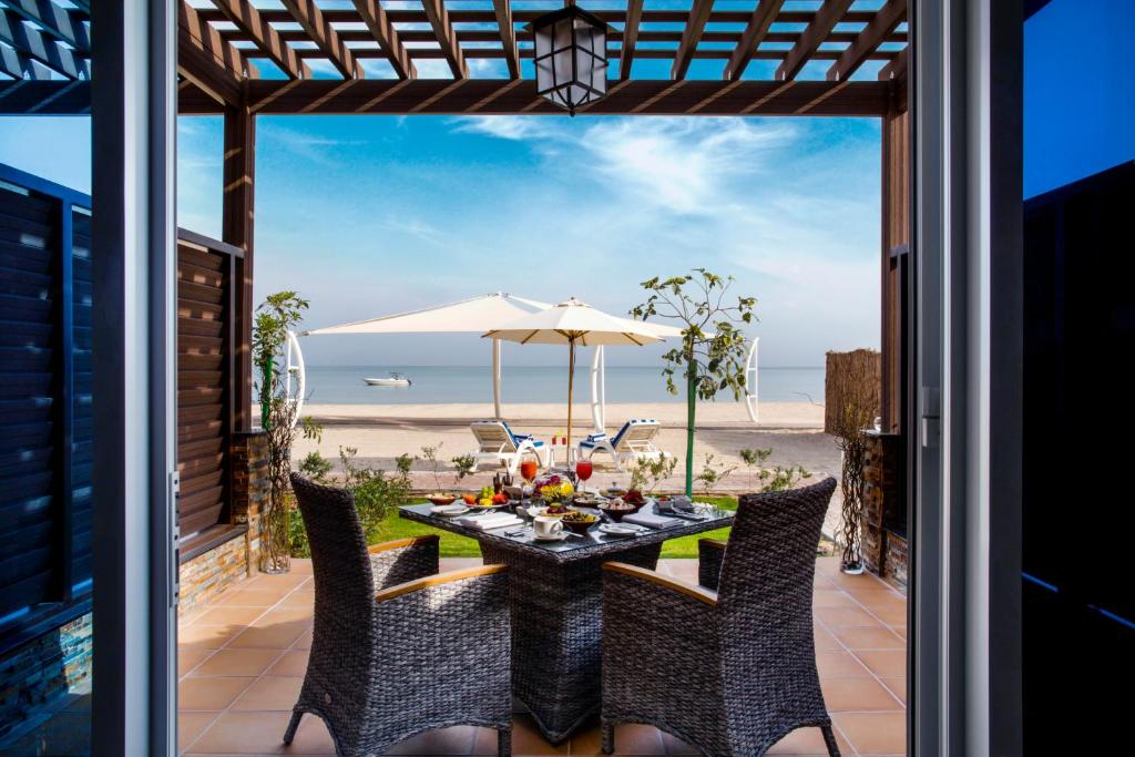 Двухместный (Шале «Премиум» с кроватью размера «king-size», собственной террасой в саду и парковкой, рядом с пляжем) курортного отеля Danat Jebel Dhanna Resort, Джебел-Данна