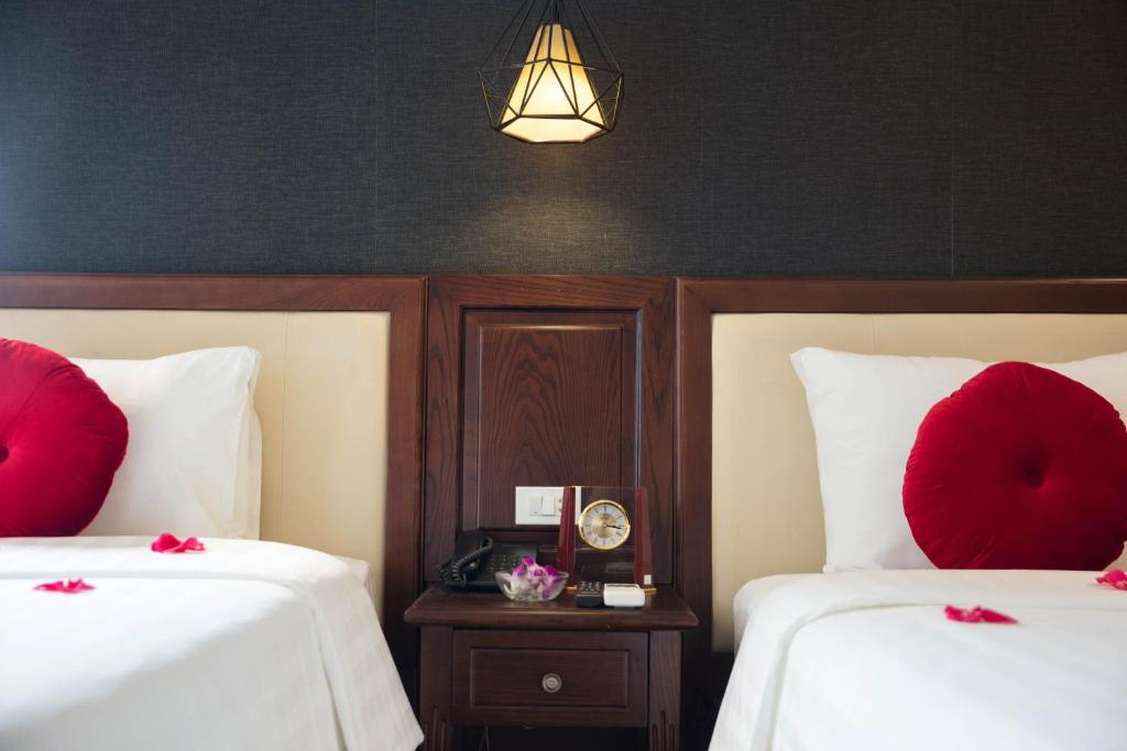 Двухместный (Улучшенный двухместный номер с 2 отдельными кроватями) отеля Holiday Emerald Hotel, Ханой
