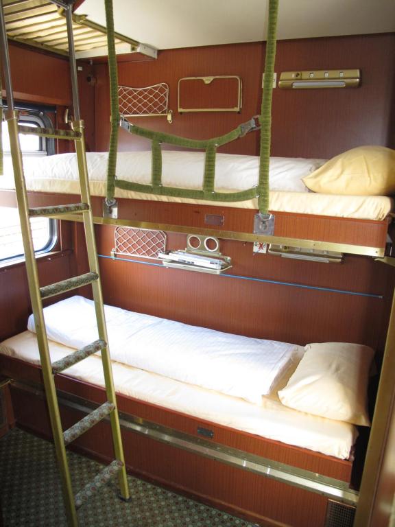 Трехместный (Трехместное купе с общей ванной комнатой) хостела Train Lodge Amsterdam, Амстердам