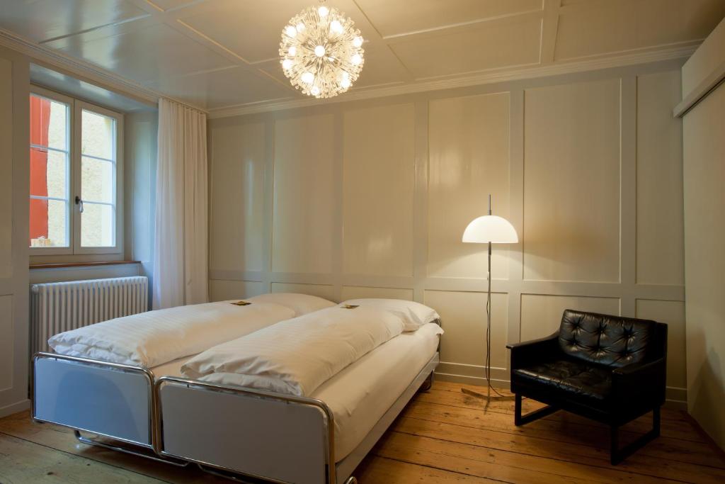 Двухместный (Двухместный номер с 2 отдельными кроватями и собственной ванной комнатой) отеля Hotel Restaurant Schwert Thun, Тун