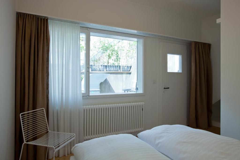Двухместный (Небольшой двухместный номер с кроватью размера «king-size» и собственной ванной комнатой) отеля Hotel Restaurant Schwert Thun, Тун