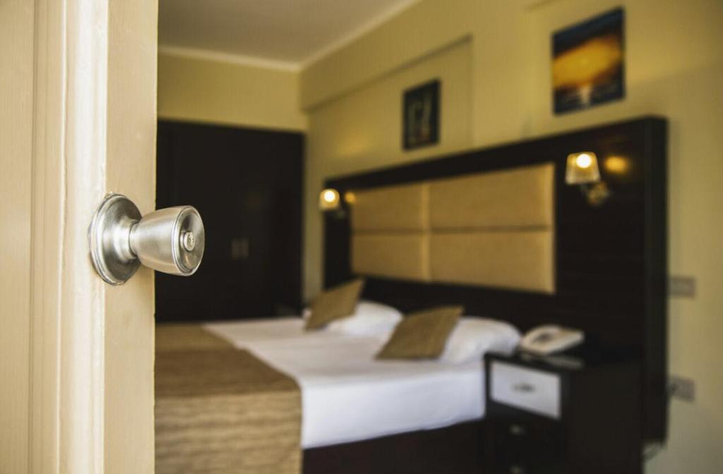 Двухместный (Стандартный двухместный номер с 2 отдельными кроватями) курортного отеля Cataract Layalina Sharm El Sheikh Resort, Шарм-эль-Шейх