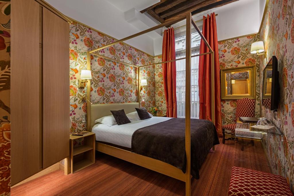 Двухместный (Superior Double Room with  four poster bed) отеля Hôtel Saint-Paul Rive-Gauche, Париж