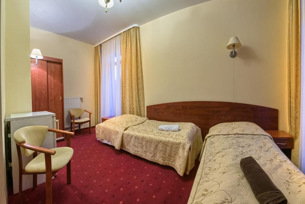 Двухместный (Двухместный номер с 2 отдельными кроватями и собственной ванной комнатой) курортного отеля Nowy Dom Zdrojowy, Крыница
