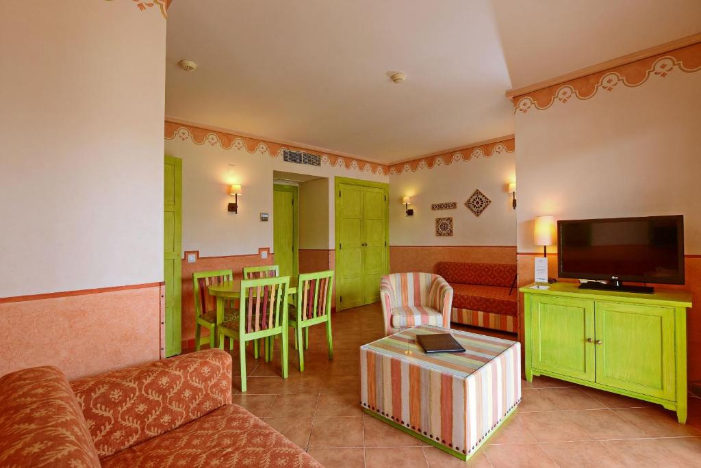 Апартаменты (Семейные апартаменты с 1 спальней (для 2 взрослых и 2 детей до 12 лет ИЛИ для 3 взрослых)) отеля Grande Real Santa Eulalia Resort & Hotel Spa, Албуфейра
