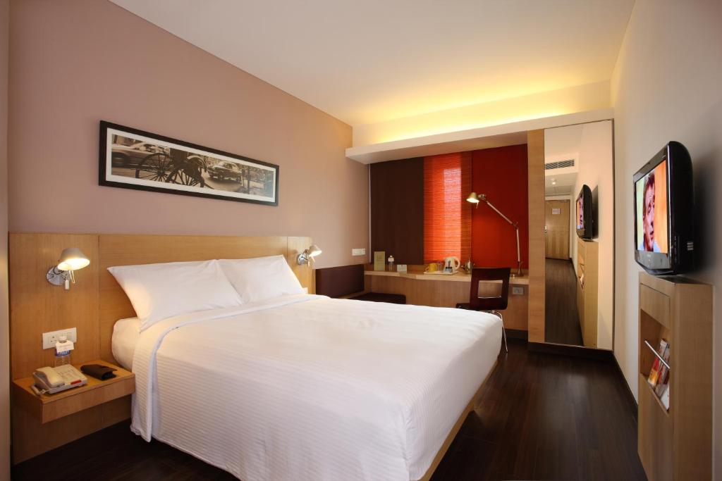 Двухместный (Стандартный номер с кроватью размера «queen-size» и дополнительными удобствами) отеля ibis Gurgaon Golf Course Road - An AccorHotels Brand, Гургаон