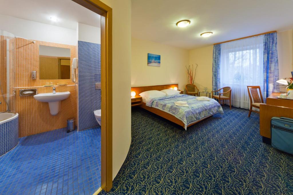 Двухместный (Двухместный номер Делюкс с 1 кроватью и ванной) отеля Hotel Panorama, Пльзень