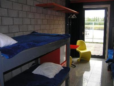 Номер (Односпальная кровать в общем номере) хостела Herdersbrug Youth Hostel, Брюгге