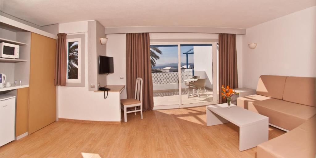 Апартаменты (Апартаменты с 1 спальней (для 2 взрослых и 1 ребенка)) отеля HL Paradise Island, Плайя-Бланка