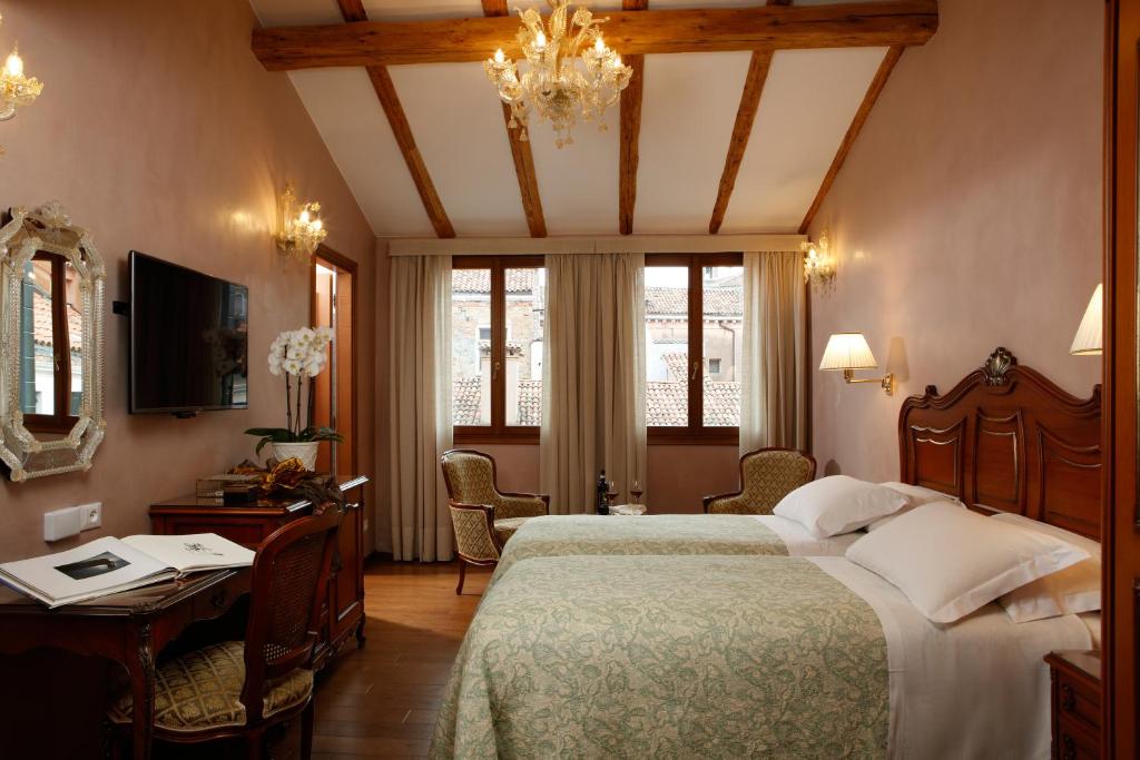 Двухместный (Улучшенный двухместный номер с 1 кроватью или 2 отдельными кроватями) отеля Hotel Bisanzio, Венеция