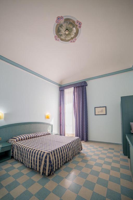 Двухместный (Улучшенный двухместный номер с 1 кроватью или 2 отдельными кроватями и видом на море) отеля Hotel Gran Bretagna, Сиракузы