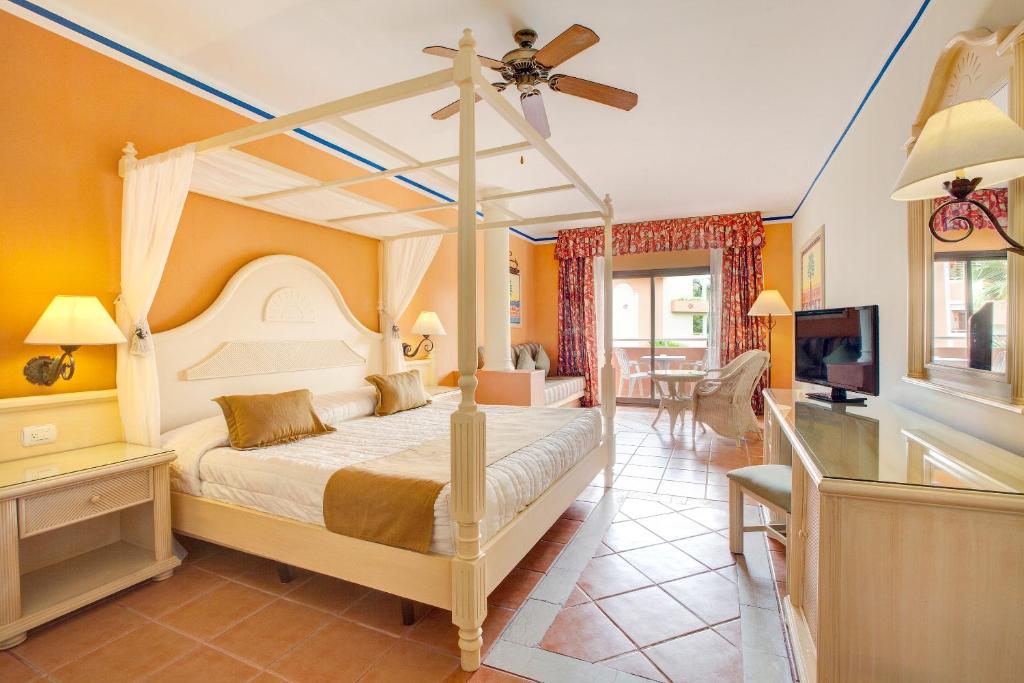 Сьюит (Улучшенный полулюкс (для 2 взрослых и 1 ребенка)) курортного отеля Grand Bahia Principe Bavaro, Пунта-Кана
