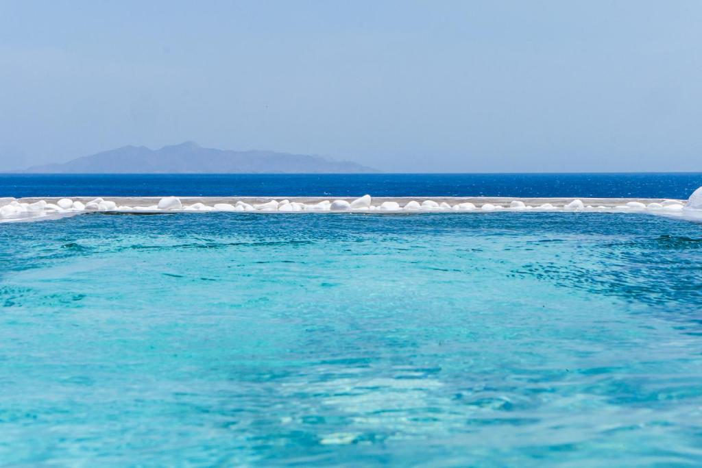 Сьюит (Люкс для новобрачных с гидромассажной ванной, вид на море) отеля Blue Waves, Камари
