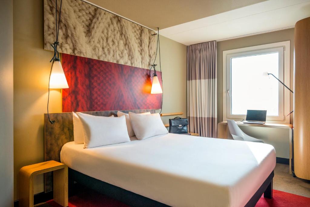 Двухместный (Улучшенный двухместный номер с 1 двуспальной кроватью) отеля Ibis Schiphol Amsterdam Airport, Амстердам