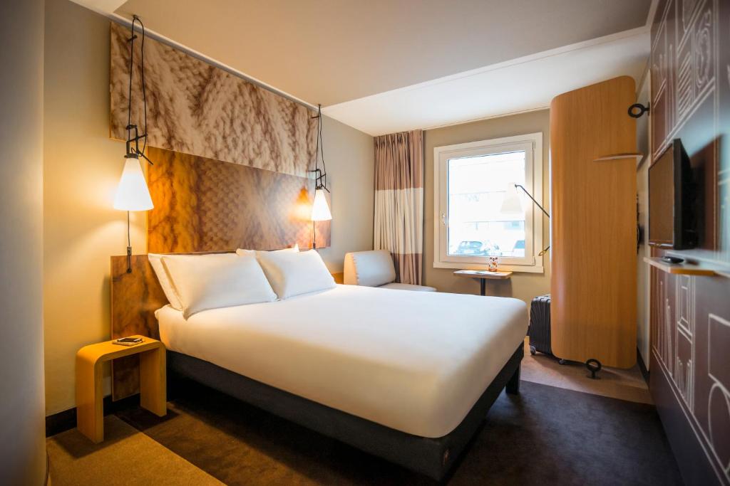 Трехместный (Улучшенный номер с 1 двуспальной кроватью и 1 диваном-кроватью) отеля Ibis Schiphol Amsterdam Airport, Амстердам