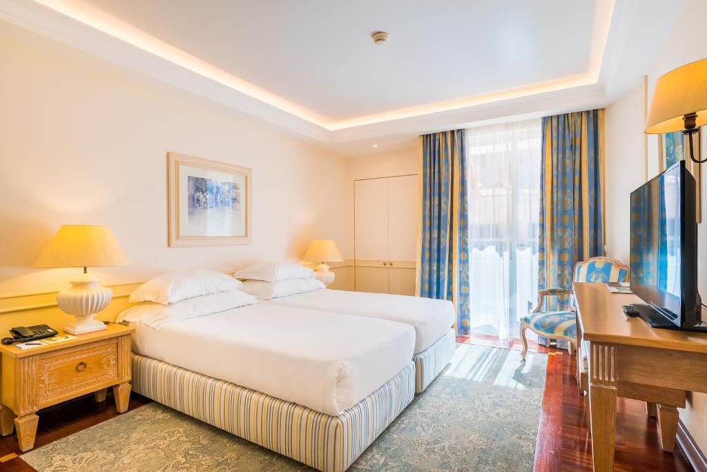 Двухместный (Двухместный номер Делюкс с 1 кроватью или 2 отдельными кроватями и балконом) отеля Pestana Royal Premium All Inclusive Ocean & Spa Resort, Фуншал