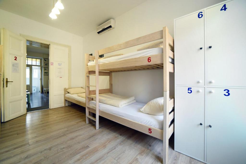 Номер (Кровать в общем 8-местном номере для мужчин и женщин) хостела Hostel Temza, Загреб
