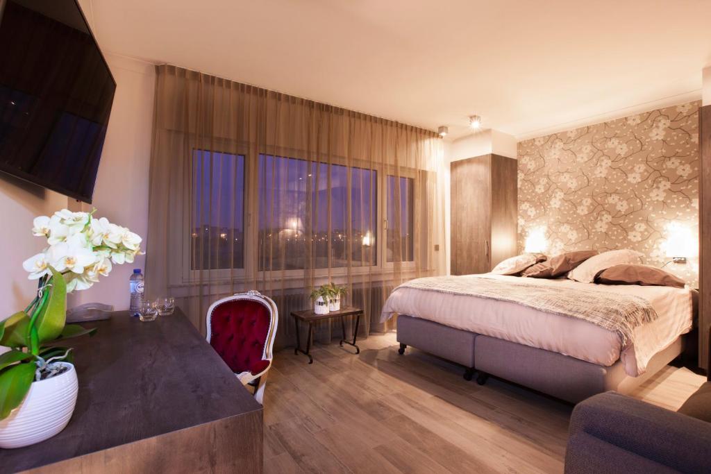 Двухместный (Улучшенный номер с кроватью размера «queen-size») отеля Sable d'O, Остенде