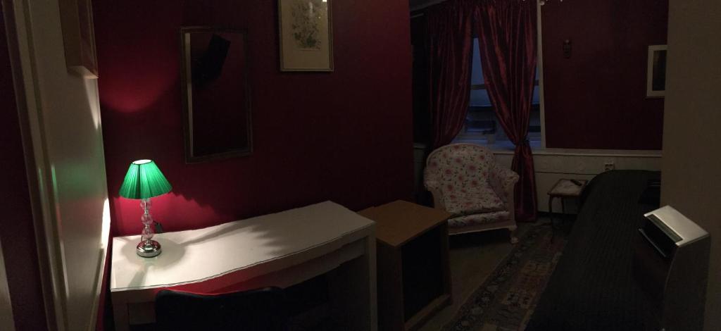 Двухместный (Небольшой двухместный номер с 1 кроватью и общей ванной комнатой) отеля Hotell Gyllene Geten, Стокгольм