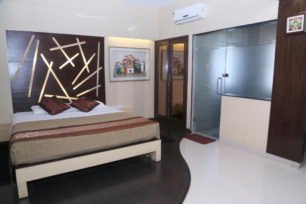 Сьюит (Улучшенный люкс с кроватью размера «king-size») отеля Terrace Gardens, Бангалор