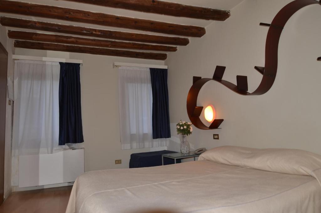 Двухместный (Двухместный номер с 1 кроватью и собственной ванной комнатой) гостевого дома Piccolo Tiepolo, Венеция