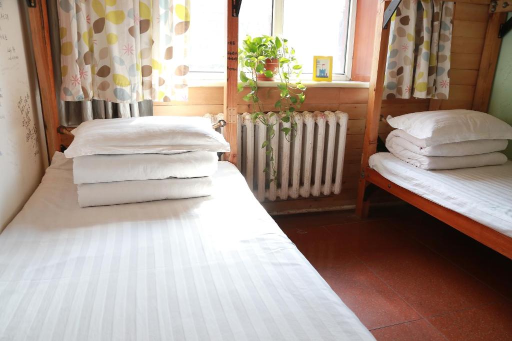Номер (Односпальная кровать в общем номере с 6 кроватями и общей ванной комнатой) хостела Harbin North International Youth Hostel, Харбин