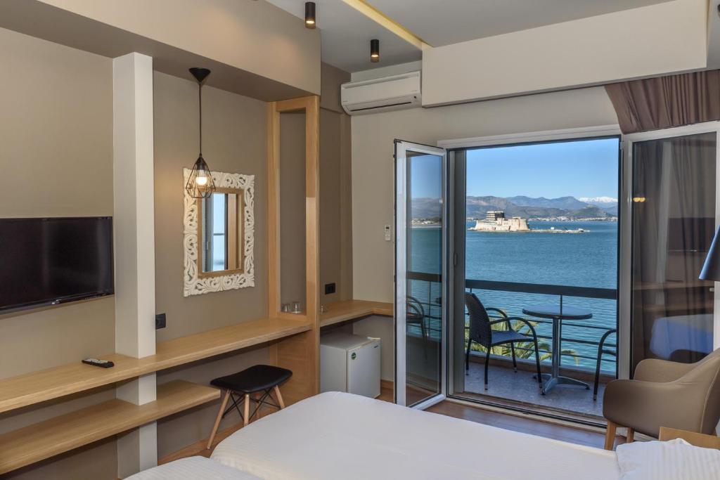 Двухместный (Улучшенный двухместный номер с 1 кроватью или 2 отдельными кроватями и видом на море) отеля Agamemnon Hotel, Нафплион