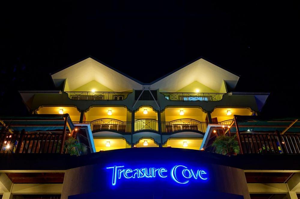 Двухместный (Двухместный номер Делюкс с 1 кроватью и балконом, вид на море) отеля Treasure Cove Hotel, Бель-Омбр (Индийский океан)
