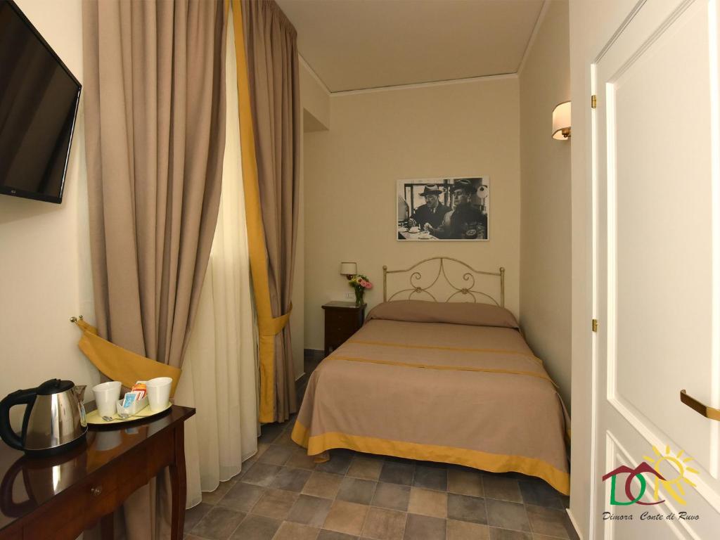 Двухместный (Небольшой двухместный номер с 1 кроватью) отеля Dimora conte di Ruvo, Неаполь
