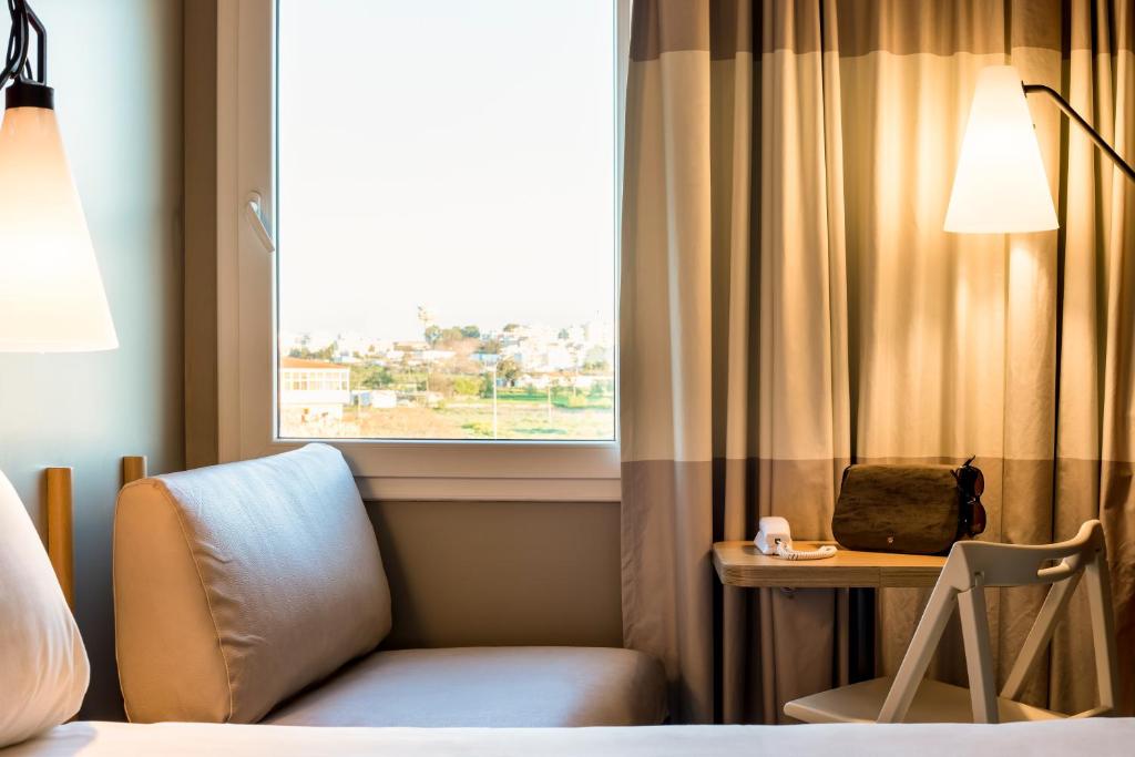 Двухместный (Двухместный номер с двуспальной кроватью и дополнительной кроватью) отеля Hotel ibis Faro Algarve, Фару